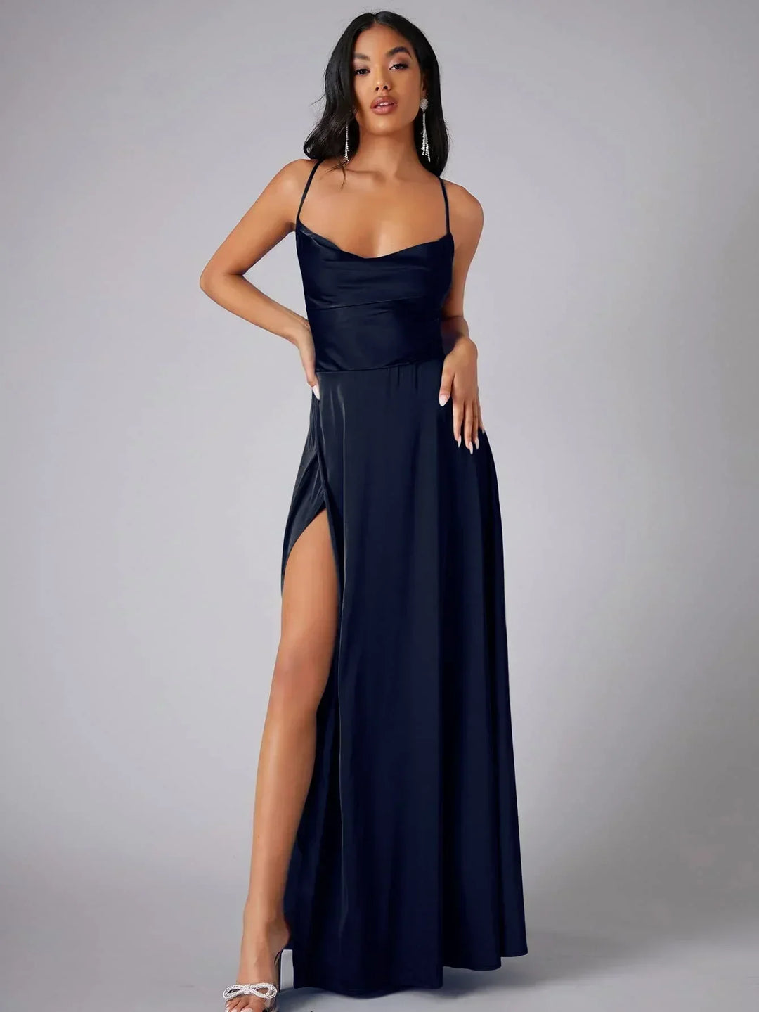 Alvaree | Robe de soirée en satin avec fente haute et dos ouvert