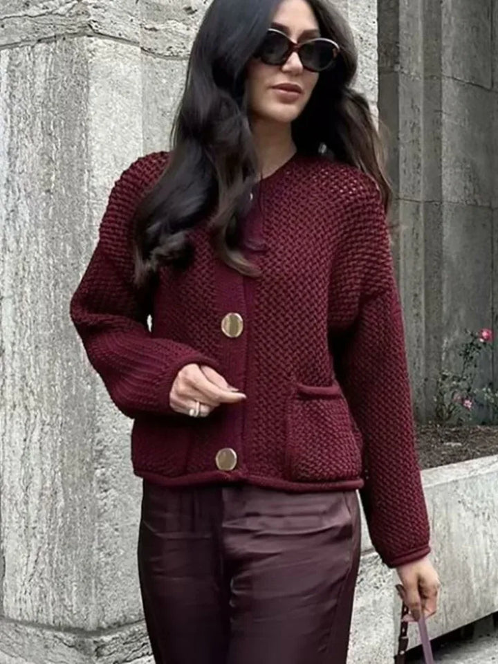 Estelle – Gilet chic en maille avec boutons traditionnels