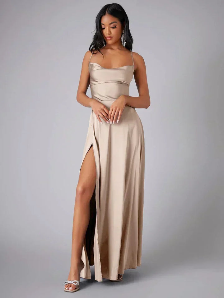 Alvaree | Robe de soirée en satin avec fente haute et dos ouvert