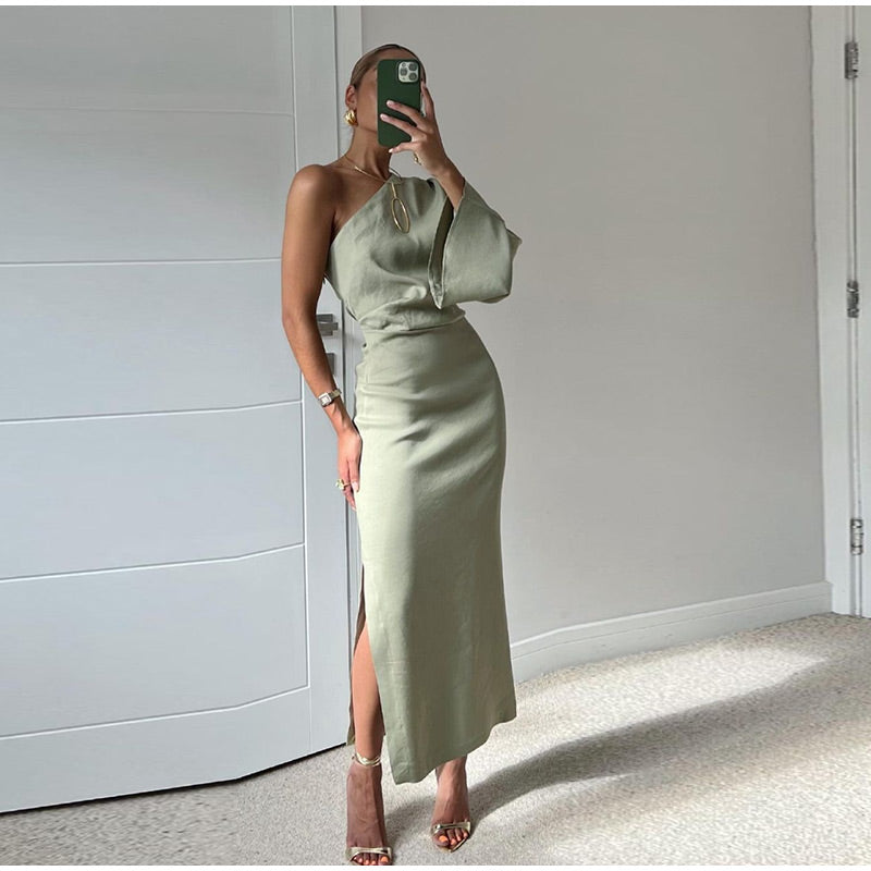 Penny | Robe Plissée Femme Élégante avec Épaule Dénudée et Manche Longue