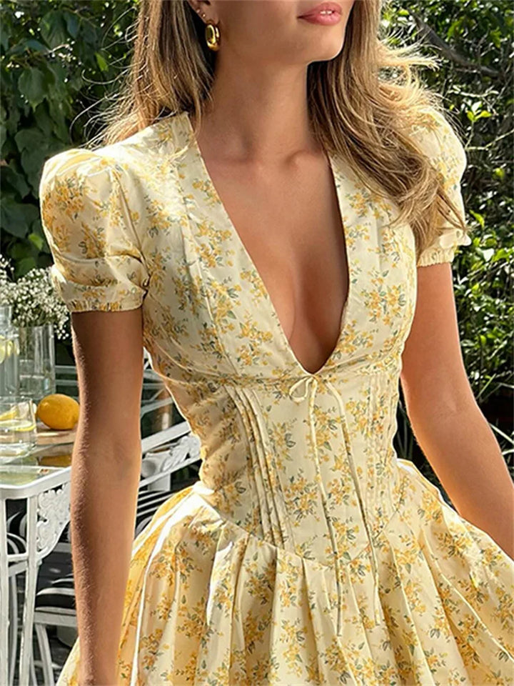 Romy Robe d'été pour femmes | Robe courte à fleurs avec manches bouffantes & décolleté dans le dos avec noeud