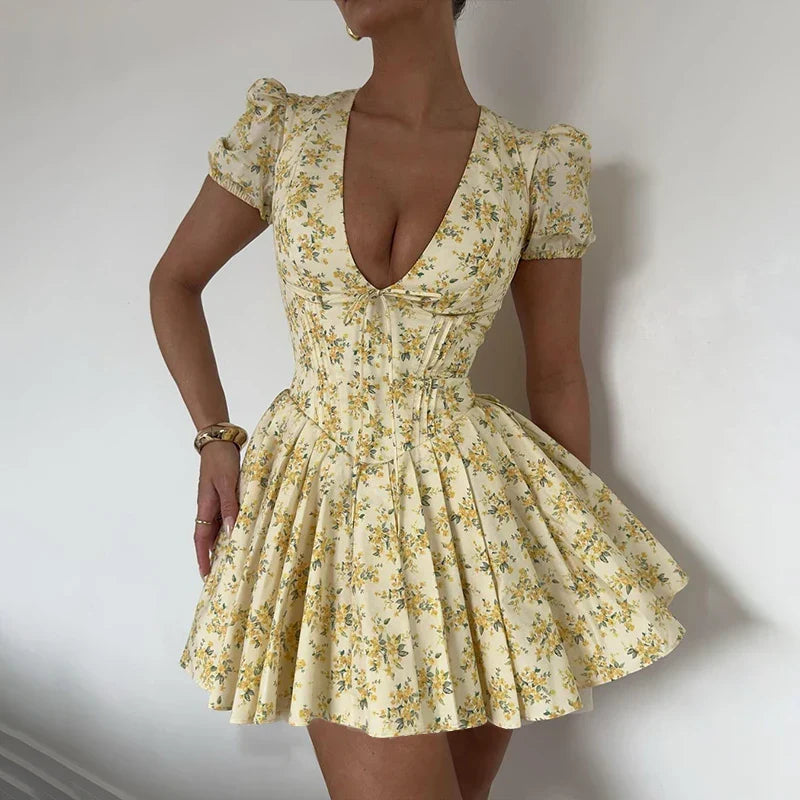 Romy Robe d'été pour femmes | Robe courte à fleurs avec manches bouffantes & décolleté dans le dos avec noeud