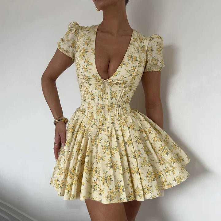 Romy Robe d'été pour femmes | Robe courte à fleurs avec manches bouffantes & décolleté dans le dos avec noeud