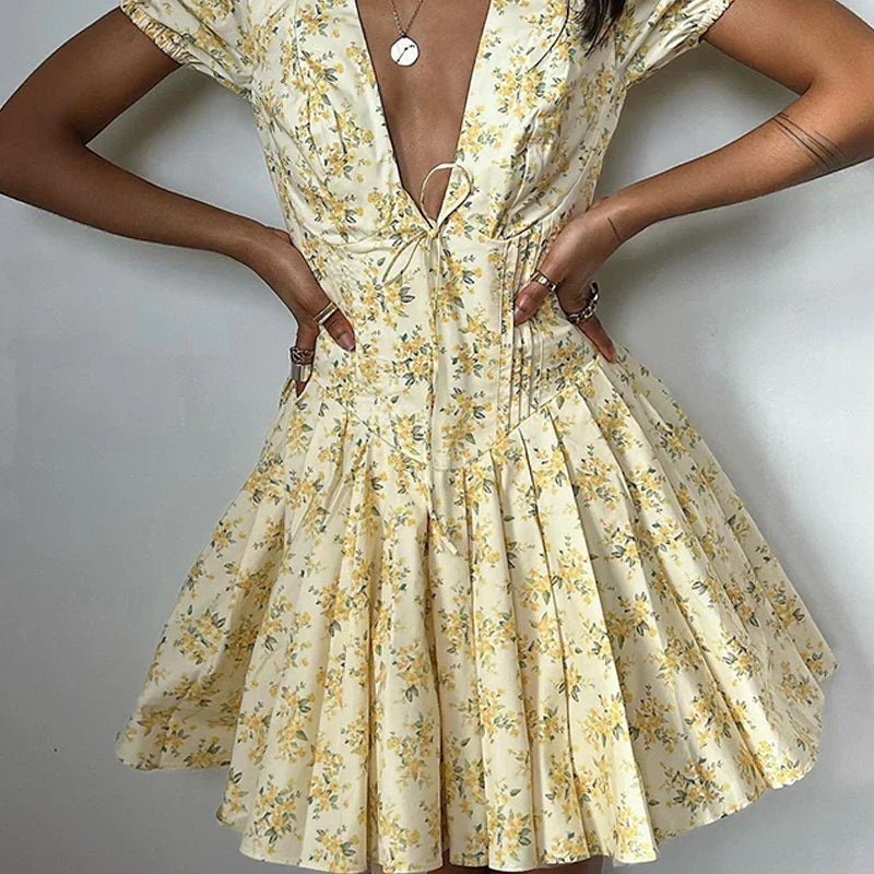 Romy Robe d'été pour femmes | Robe courte à fleurs avec manches bouffantes & décolleté dans le dos avec noeud