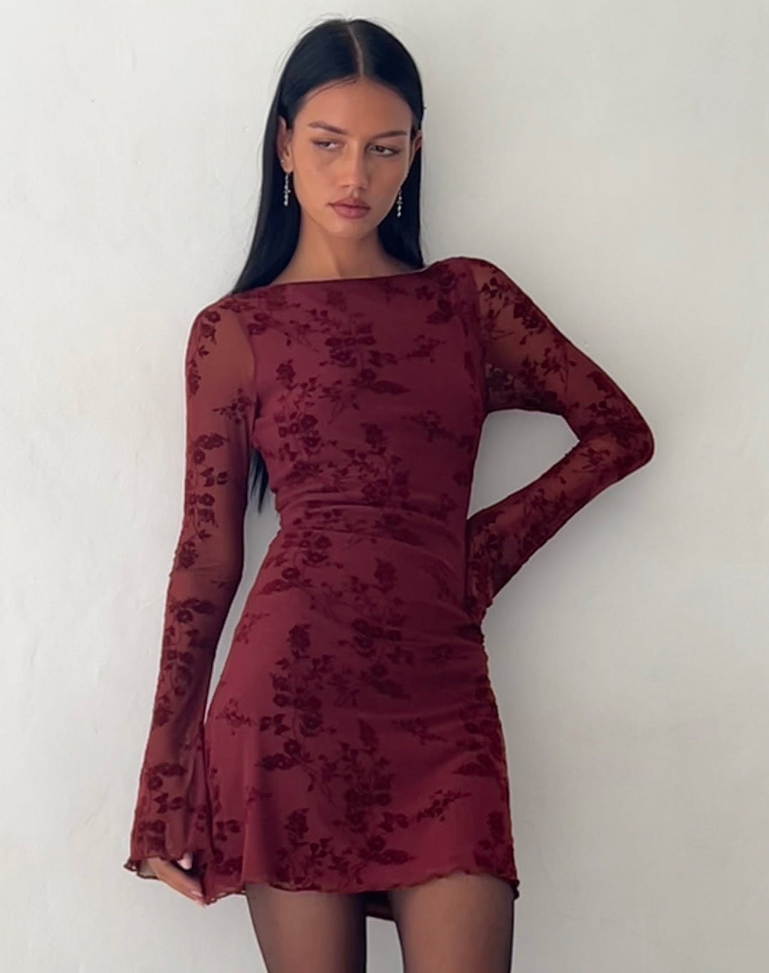 Mini abito a maniche lunghe color bordeaux Celine | Stampa floreale, maniche svasate