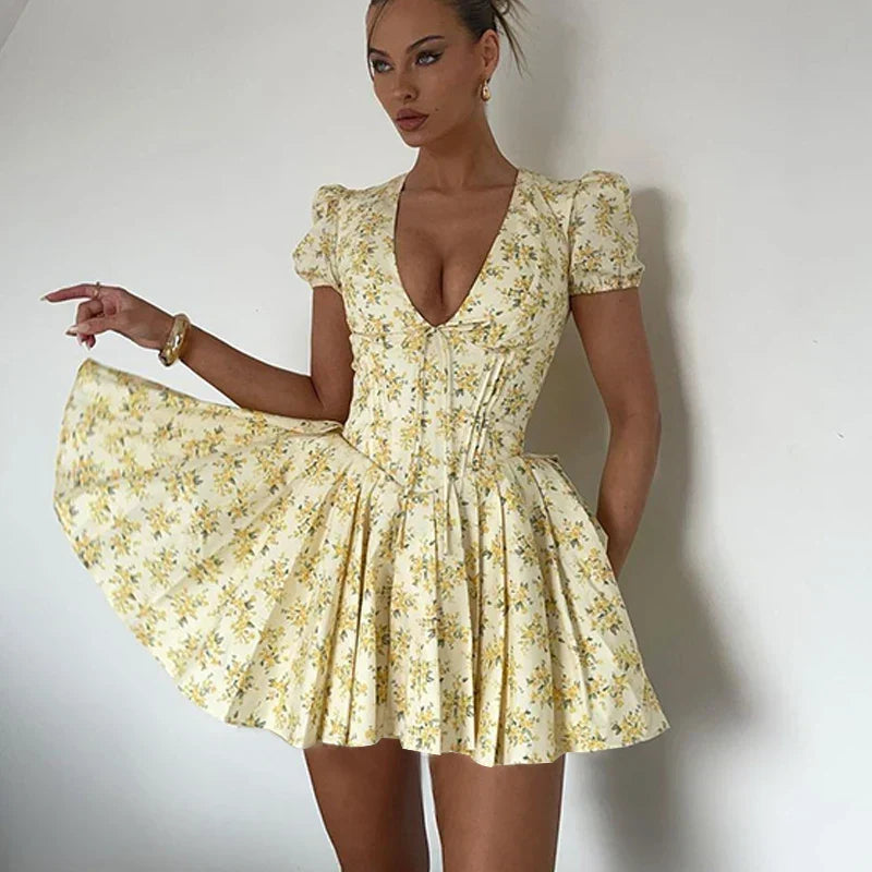 Romy Robe d'été pour femmes | Robe courte à fleurs avec manches bouffantes & décolleté dans le dos avec noeud