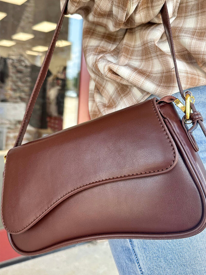 Janita | Bolso de hombro para mujer con diseño fino y ondulado: versátil, lujoso y moderno.