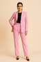 Conjunto de dos piezas para mujer: blazer sastre y pantalón con pliegues.