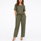 Ensemble deux pièces pour femme avec haut à manches courtes et pantalon
