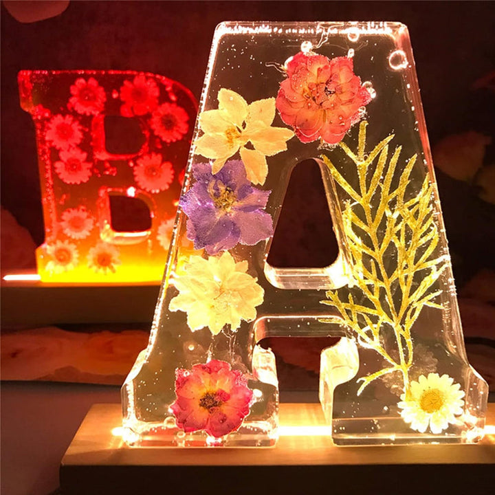Lâmpada em Resina com Flores Secas e Letra Personalizada | Luz Noturna Decorativa LED