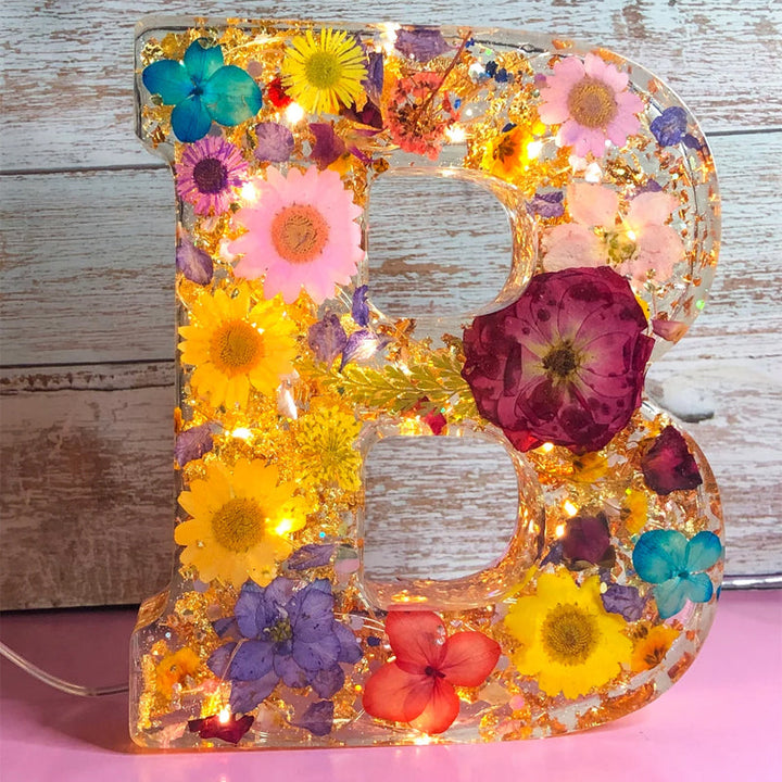 Lâmpada em Resina com Flores Secas e Letra Personalizada | Luz Noturna Decorativa LED