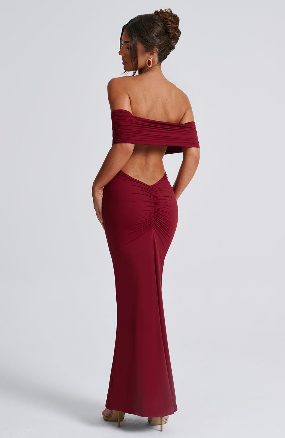 Femia | Elegante abito con spalle scoperte