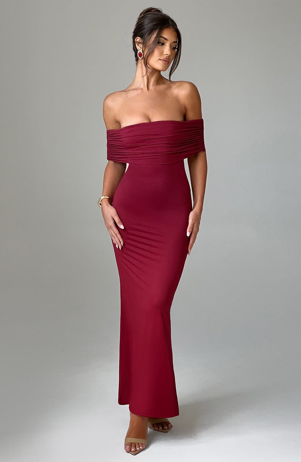 Femia | Elegante abito con spalle scoperte