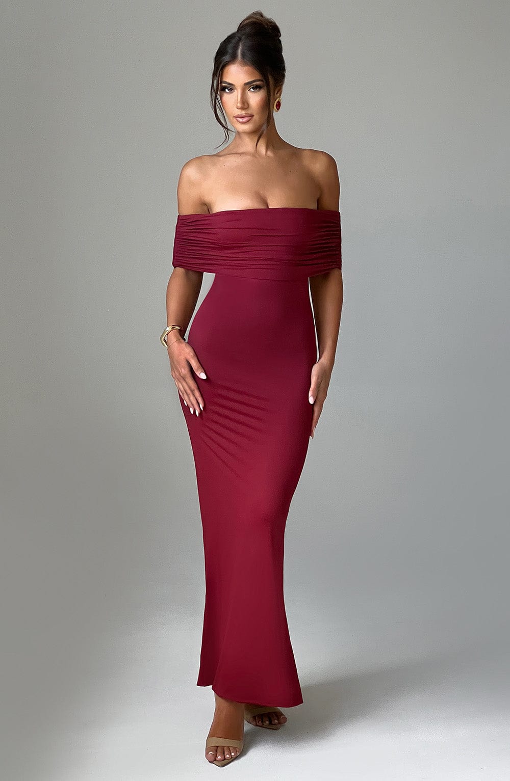 Femia | Elegante abito con spalle scoperte