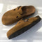 Zuecos unisex de cuero sintético con hebilla ajustable