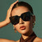 Gafas de sol negras oversize con diseño angular estilo ojo de gato