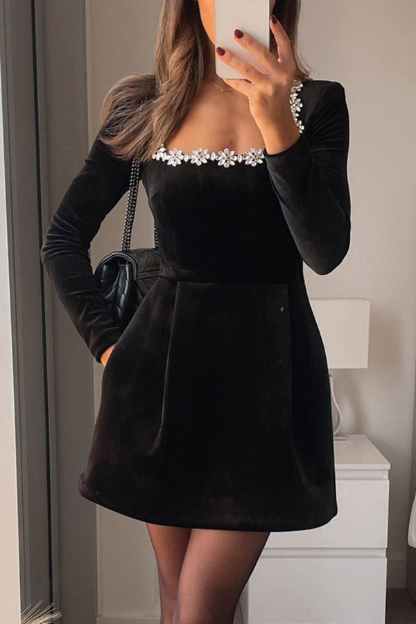 Minivestido Larissa de terciopelo con mangas largas | Detalles elegantes de joyería