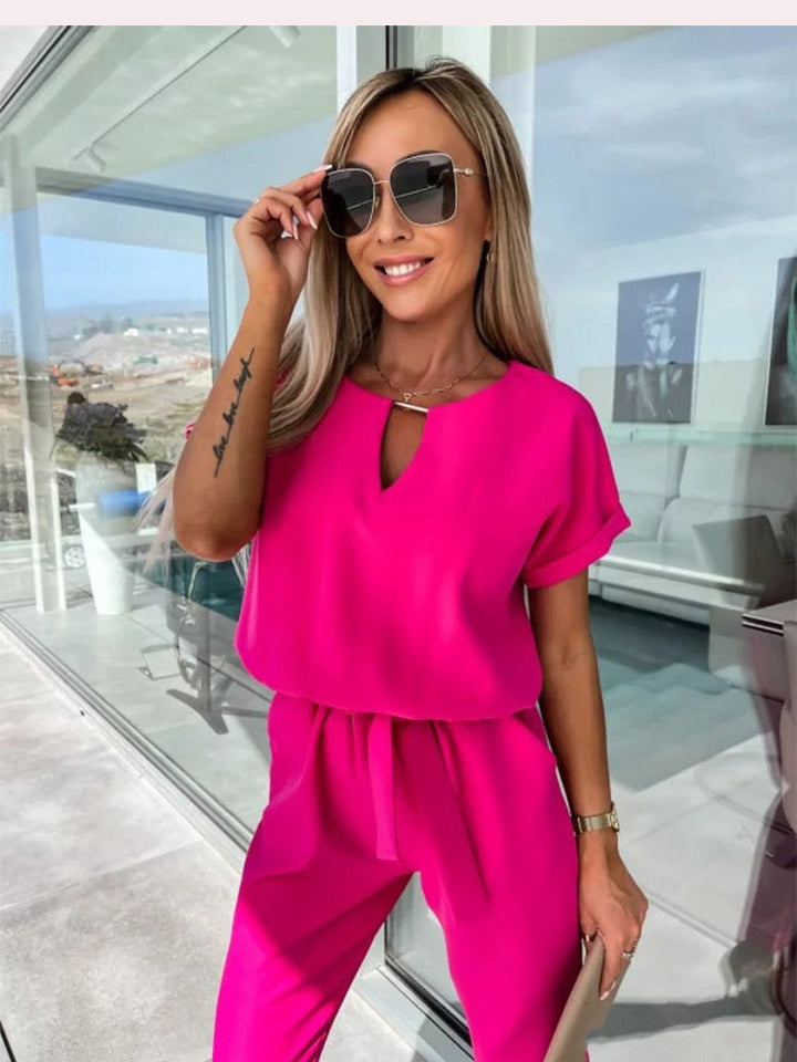 Elara Combinaison femme avec col en V | Une pièce élégante avec noeud & jambes larges