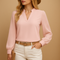Top elegante da donna con scollo a V – camicetta alla moda per il lavoro o un look casual