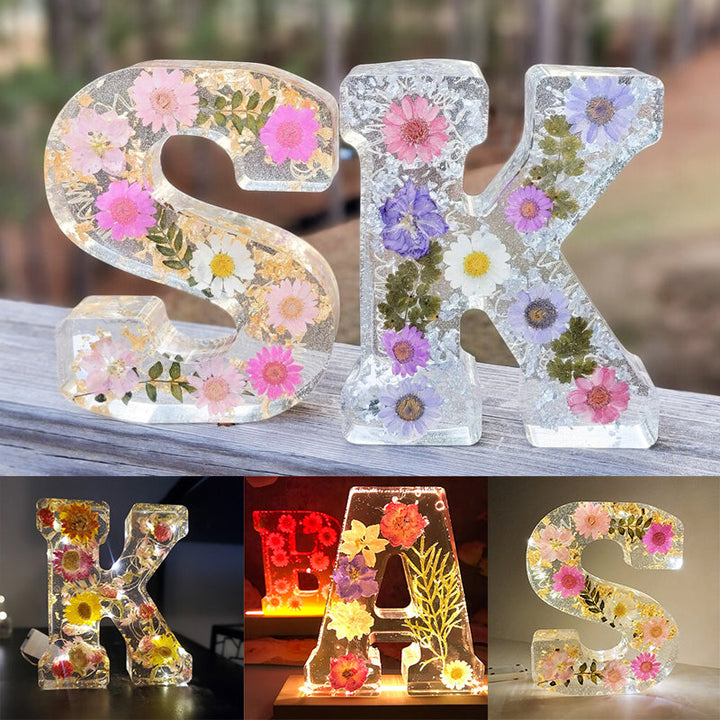 Lâmpada em Resina com Flores Secas e Letra Personalizada | Luz Noturna Decorativa LED