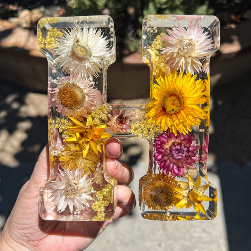 Lâmpada em Resina com Flores Secas e Letra Personalizada | Luz Noturna Decorativa LED