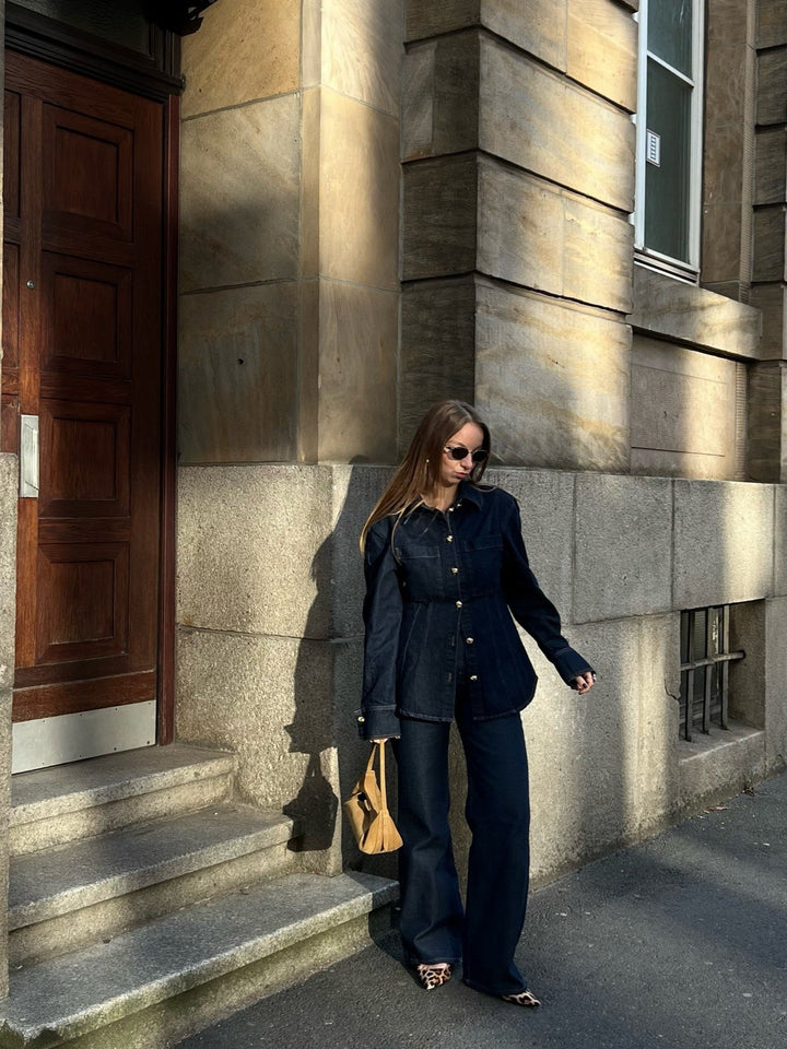 Denna Ensemble Denim pour femme avec jeans flare & chemisier oversized | Combinaison polyvalente et moderne