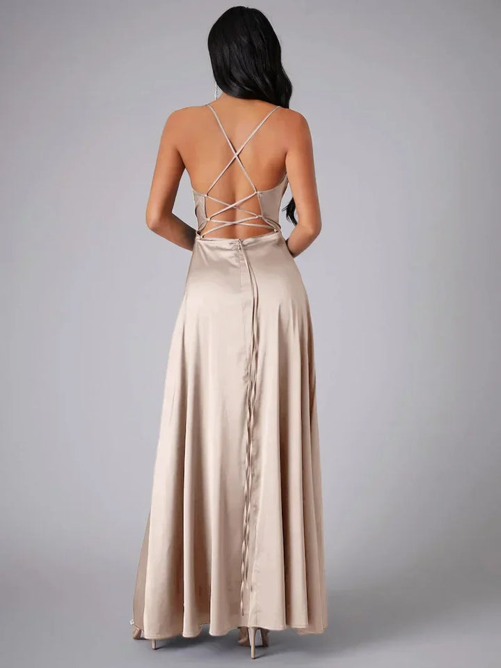 Alvaree | Robe de soirée en satin avec fente haute et dos ouvert