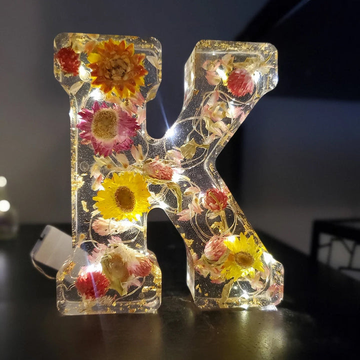 Lâmpada em Resina com Flores Secas e Letra Personalizada | Luz Noturna Decorativa LED