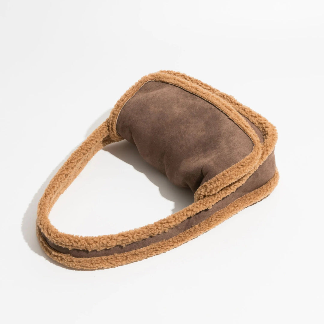 Sac à main avec garniture nounours | Look daim doux et chic pour l’hiver