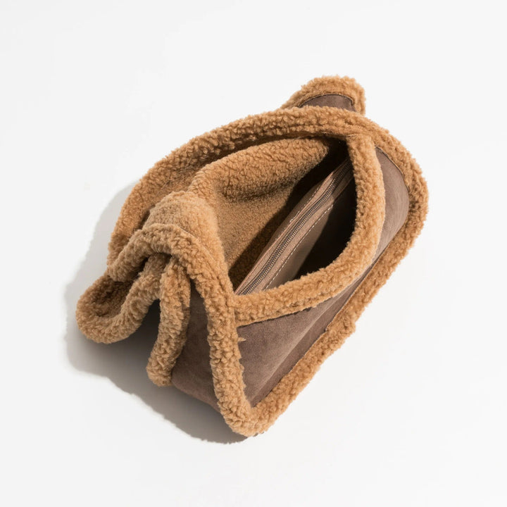 Sac à main avec garniture nounours | Look daim doux et chic pour l’hiver