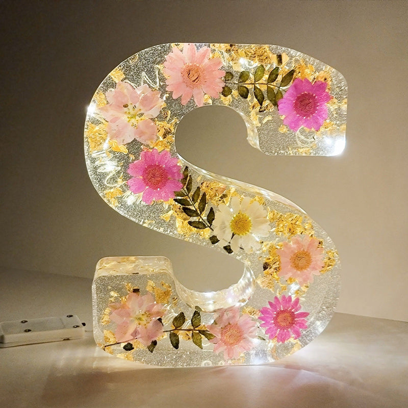 Lâmpada em Resina com Flores Secas e Letra Personalizada | Luz Noturna Decorativa LED