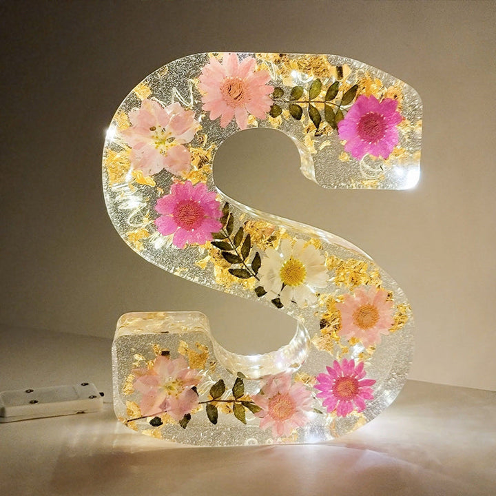 Lâmpada em Resina com Flores Secas e Letra Personalizada | Luz Noturna Decorativa LED