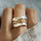 Bague bicolore en métal pour femme avec anneaux ondulés et détails torsadés