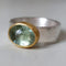 Bague vintage pour femme en argent martelé avec pierre verte ovale et monture dorée